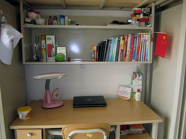 桌面干净物品整齐