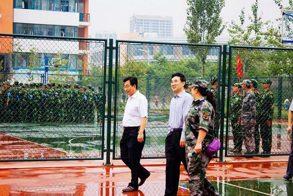 公司领导军训场看望新生