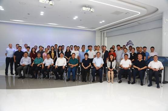 一群人站在台上 中度可信度描述已自动生成