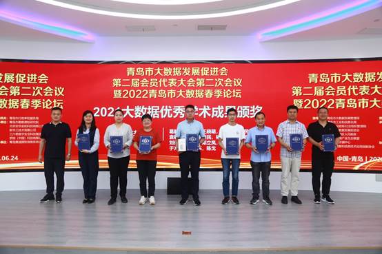 一群人站在台上 中度可信度描述已自动生成