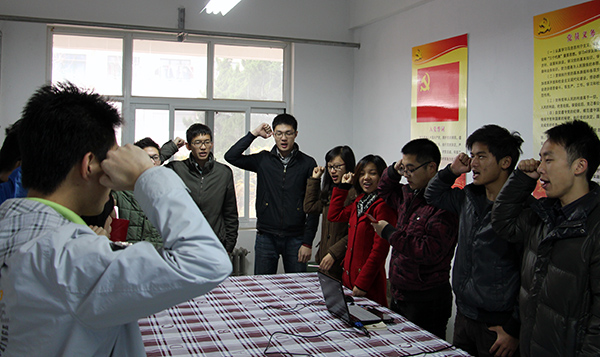 支部成员重温入党誓词